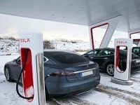 Tesla переведет станции Supercharger на солнечные панели и аккумуляторы