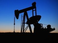 Отказ от доллара в расчетах на нефть не поможет