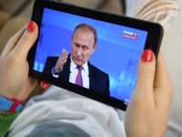 Путин высказался за повышение зарплат в федеральных органах власти в регионах