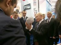 Путину подарили бриллиантовую боксерскую перчатку