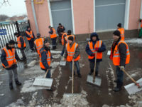 Дворники с лопатами и ломами устроили массовую драку в центре Москвы