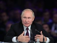 Путин заявил, что властям удалось удержать Россию от сползания в рецессию