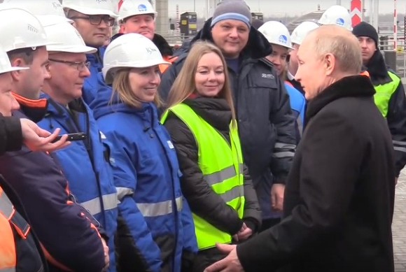 Путину не впервой открывать движение по недостроенным дорогам