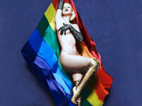 Кристина Агилера снялась голой на фоне радужного флага в поддержку ЛГБТ