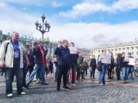 Петербуржцы на Дворцовой площади выстроились в шеренгу в знак протеста против поправок