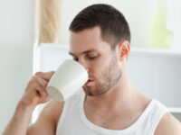 Почему мужчинам не стоит часто пить молоко и газировку
