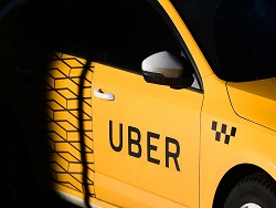 "Отменяй заказ, чмо". Пассажирка обматерила таксиста, не пожелавшего везти её собаку: видео