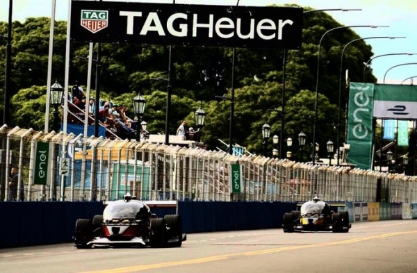 Первые гонки самоуправляемых автомобилей в Formula E закончились аварией