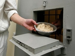 В России сократят бюджет на питание заключенных