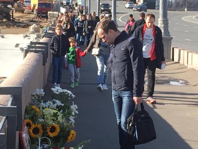 Склонив голову…