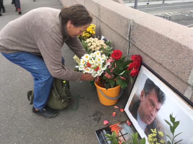 Склонив голову…