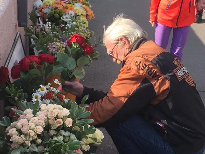 Склонив голову…