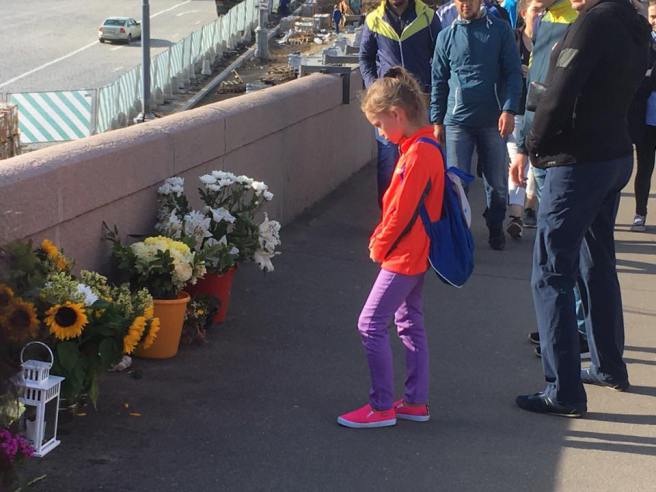 Склонив голову…