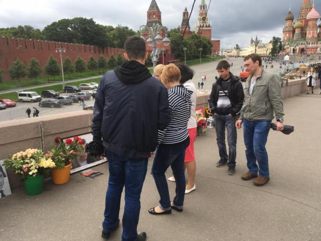 Склонив голову…