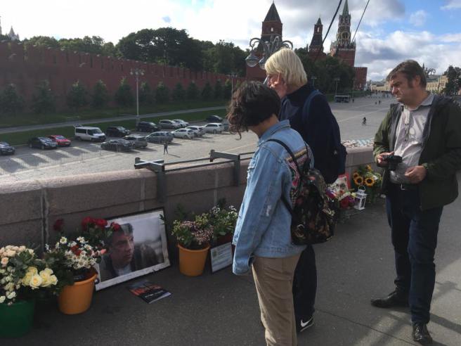 Склонив голову…