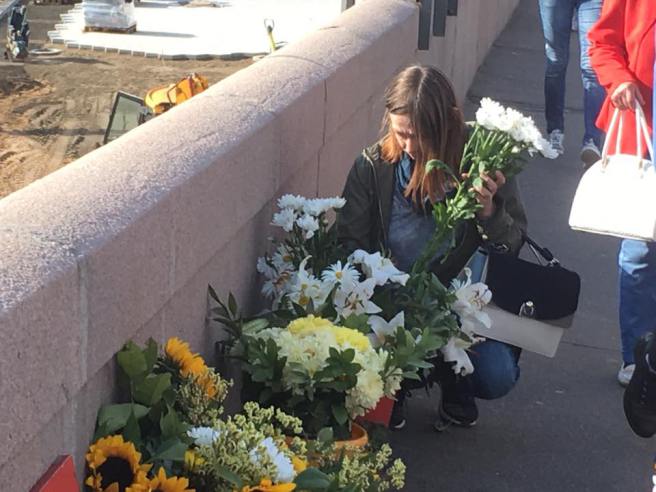 Склонив голову…