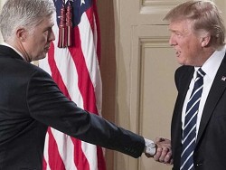 Знаменитое рукопожатие Трампа - где же оно?