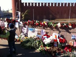 Склонив голову…