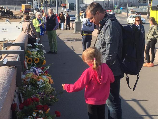 Склонив голову…