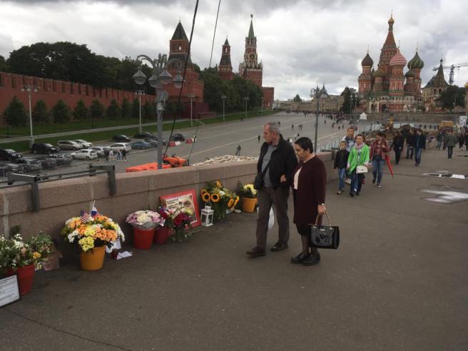 Склонив голову…