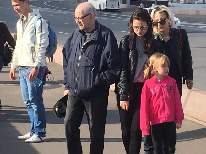 Склонив голову…