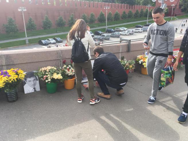 Склонив голову…