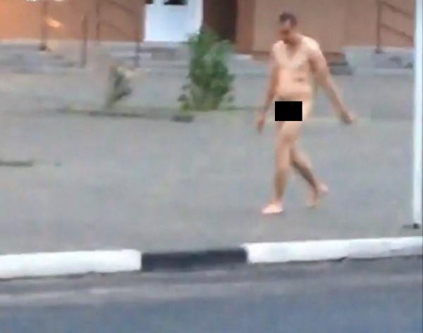 В Клинцах по улицам разгуливал голый мужчина