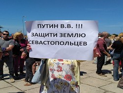 Чиновники дискредитируют Русскую весну: севастопольцы не дали полиции разогнать митинг