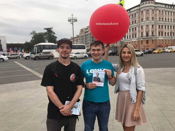 Участницу встречи с Навальным задержали за воздушный шарик