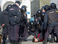 Смольный выделил полиции 20 автобусов для разгона возможной акции на Марсовом поле 7 октября