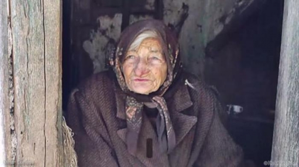 Одинокая старушка выживала с помощью соседей