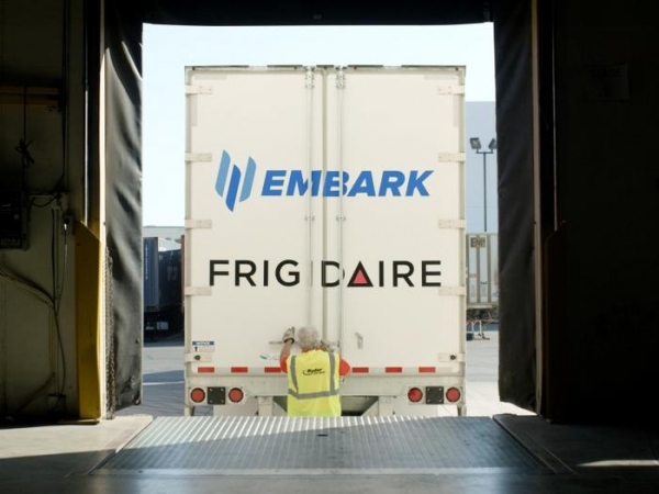 Самоуправляемые грузовики с рефрижераторами курсируют между Техасом и Калифорнией