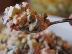 Новогоднее застолье: "Оливье" съест инфляция