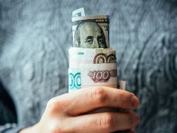 Почему он не падает: россияне прогадали с рублем