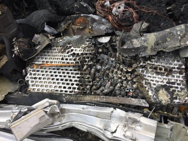 Кроссовер Tesla Model X попал в смертельное ДТП