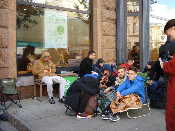 Люди мерзнут за iPhone