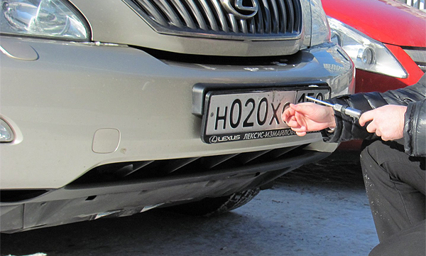 Сотрудники ГИБДД теперь не смогут снимать с машин регистрационные знаки