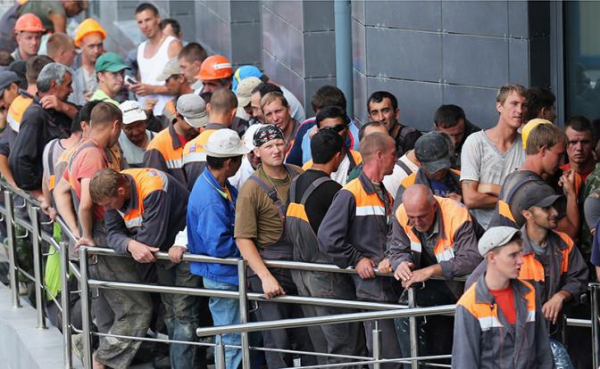 Гастарбайтеров отправят домой, а мастерки и мётлы всучат российским старикам