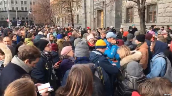 В Москве и Петербурге задержаны десятки участников акций в поддержку фигурантов дел