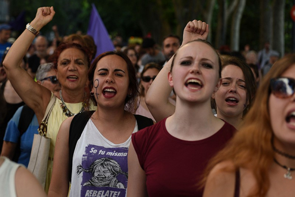 Бан за фотографию с феминистками: «Facebook» погряз в политической цензуре