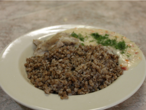 Опрос: Почти треть россиян тратят на еду больше половины заработка