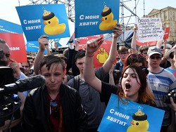 Госдума ввела штрафы за вовлечение подростков в несанкционированные протесты