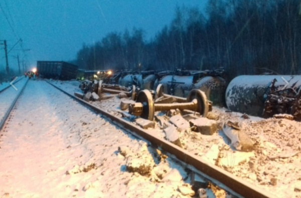 В Тюменской области с рельсов сошли 35 платформ с гаубицами