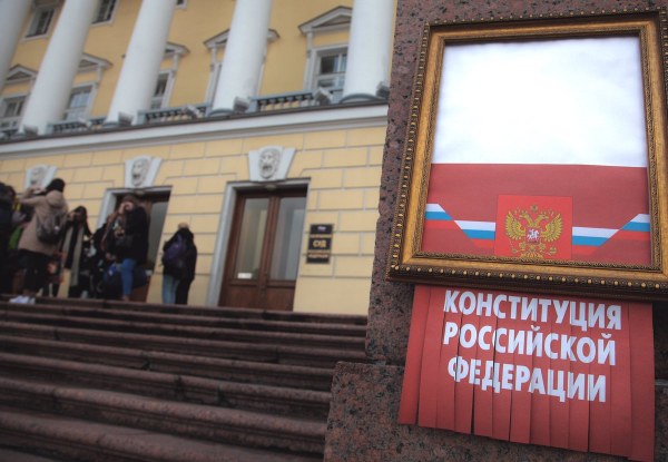 Петербургский активист получил 100 часов обязательных работ за перформанс в духе Бэнкси