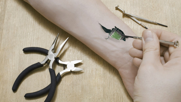 Эксперимент с имплантацией электронного чипа решил поставить на себе проректор из Томска