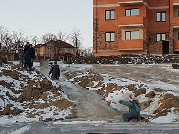 В Приамурье дети катаются на горке из нечистот