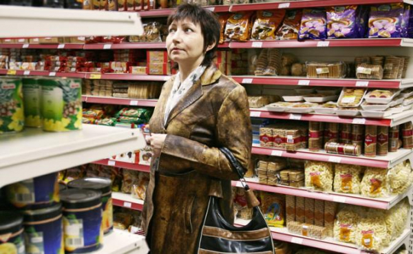 Кремль закручивает гайки, опасаясь протестов, а Россию волнует, что завтра будет нечего есть