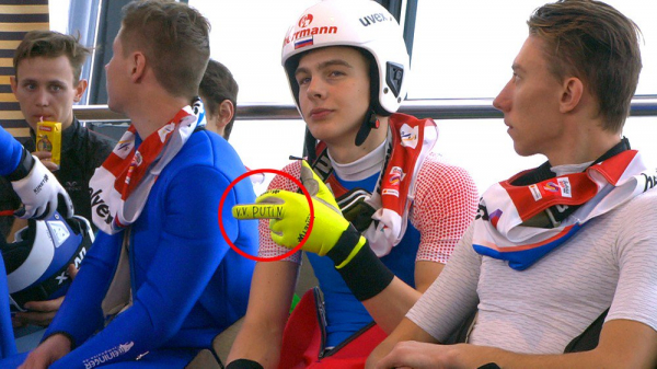 Двоеборец Иванов написал на среднем пальце инициалы и фамилию Путина