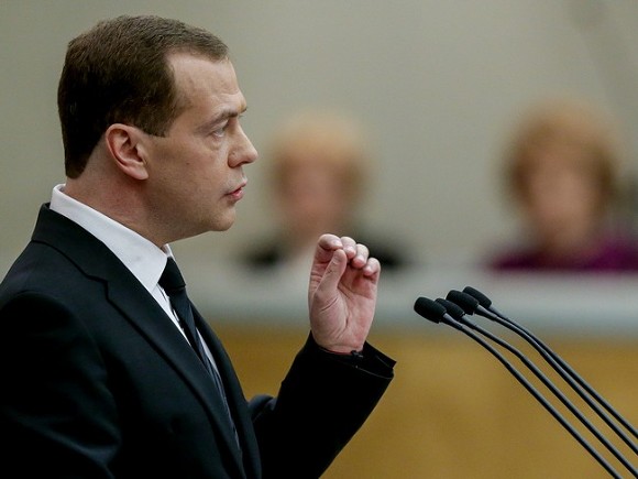 Медведев заморозил тариф на вывоз мусора