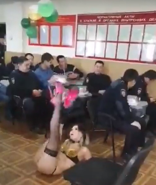 В Бурятии полицейским на корпоратив позвали стриптизершу